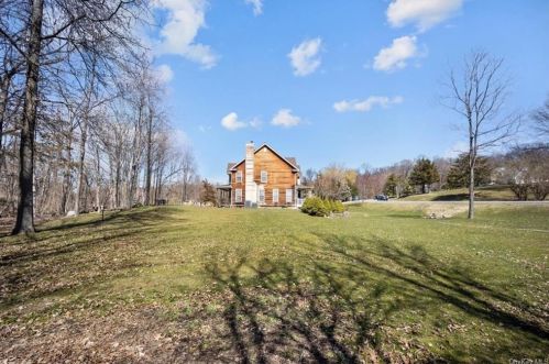 7 Menayas Ct, Washingtonville NY  10992-2032 exterior