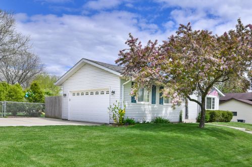 201 Joellen Dr, Waukesha, WI 53188-4975