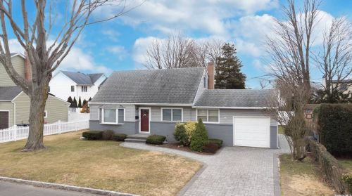 16 Salem Ave, Babylon, NY 11704-6330