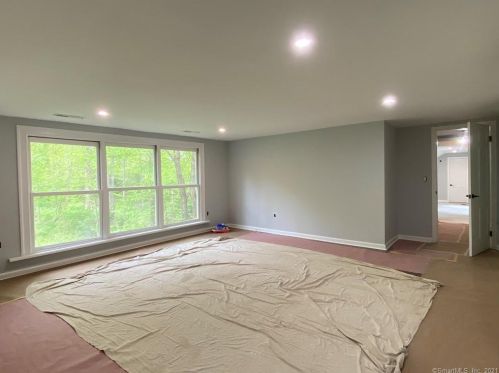 8 Tulip Tree Ln, Norwalk CT  06851-1409 exterior