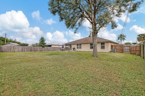 1910 Dorado Ln, Fort Pierce FL 34953-1826 exterior