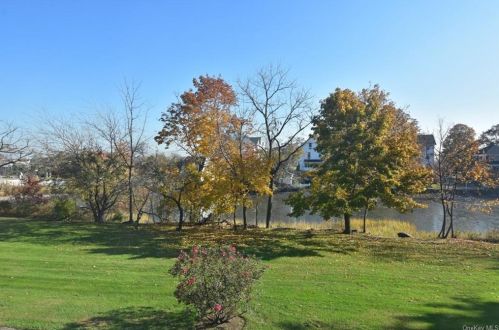 22 Keogh Ln, New Rochelle NY  10805-1334 exterior