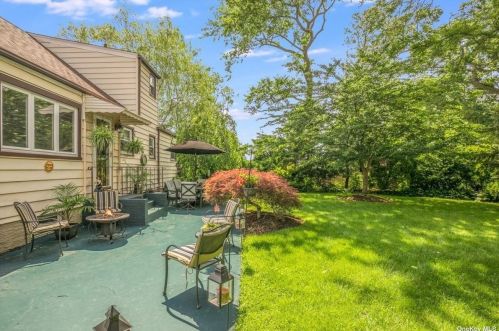 7 Parkview Cir, Bethpage NY  11714-2309 exterior