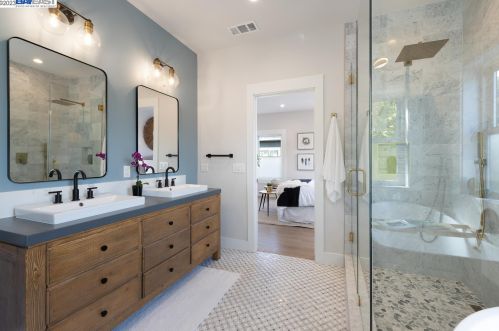 5926 Dover St, Oakland CA  94609-1426 exterior