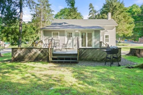 24 Peekskill Hollow Rd, Tompkins Corners NY  10579-3213 exterior