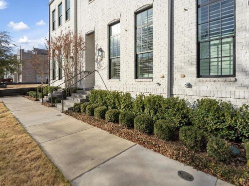 2806 Wingate St, Fort Worth, TX 76107-1945