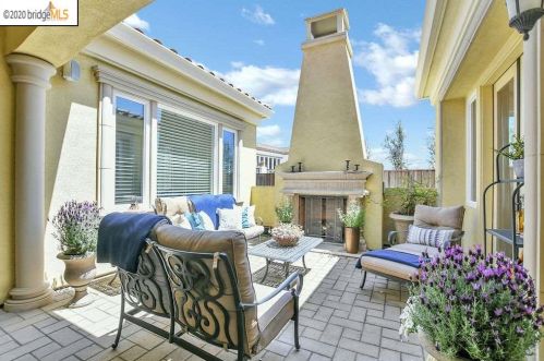 13445 Campus Dr, Oakland CA  94619-3711 exterior