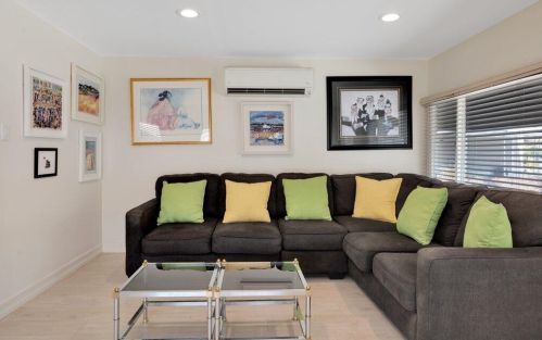 70 Santa Monica St, Palm Springs CA  92264-5257 exterior