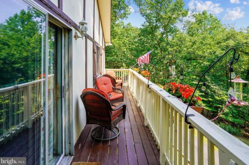 2402 Youngs Dr, Haymarket VA  20169-1532 exterior