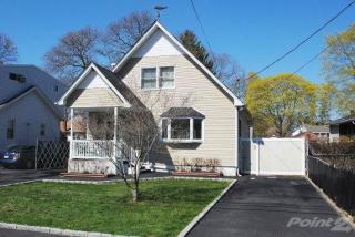 232 Ferndale Blvd, Islip Manor, NY 11751-2218