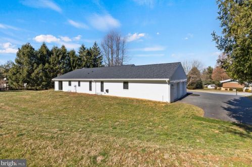 2146 Stonecrest Dr, Lancaster PA  17601-5437 exterior