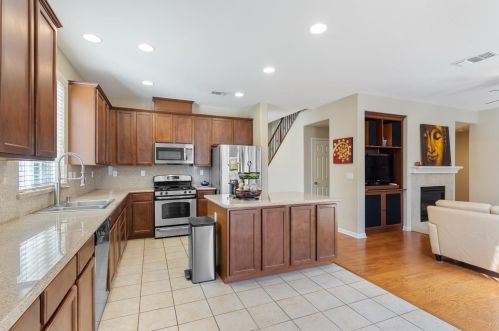 9872 Winkle Cir, Elk Grove CA  95757-6276 exterior