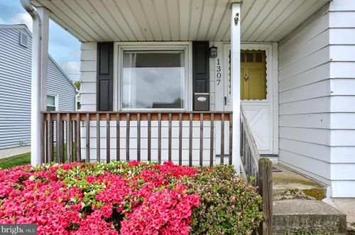 1307 Kingsley Rd, Camp Hill PA  17011-6117 exterior