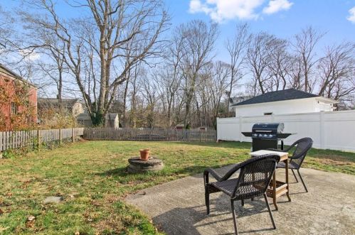 3 Riverside Pl, Gales Ferry CT  06335-1442 exterior