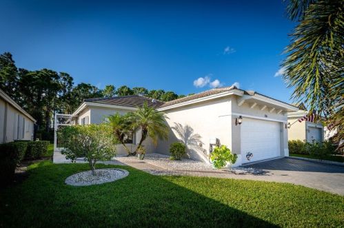 556 Indian Key Dr, Fort Pierce FL  34986-2051 exterior