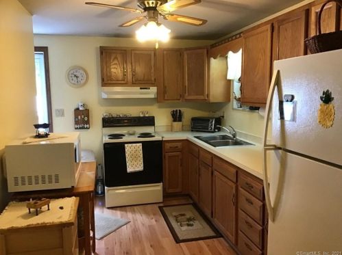 16 Salt Box Ln, Uncasville CT  06382-2084 exterior