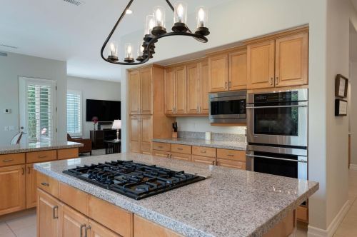 8 King Edward Ct, Rancho Mirage CA  92270-1621 exterior