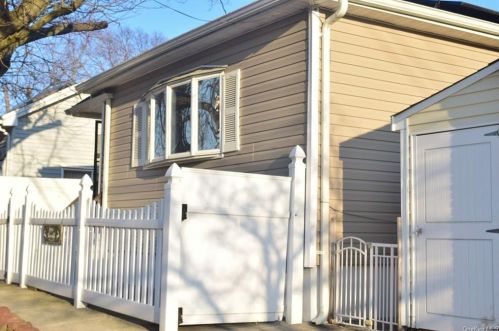180 Terrace St, Bronx, NY 10464-1130