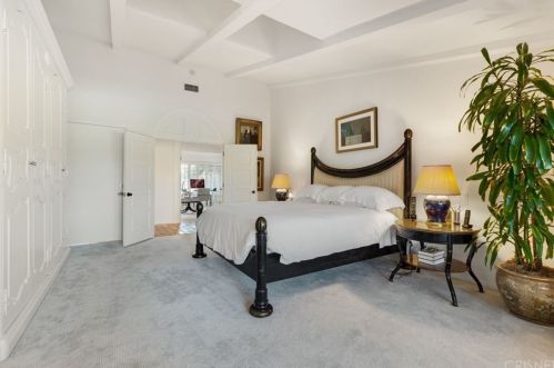 5242 Amestoy Ave, Van Nuys CA 91406-2112 exterior