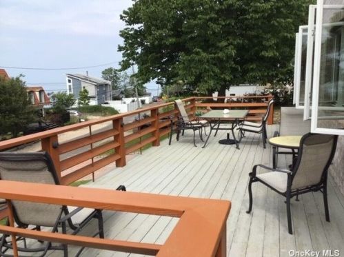 132 Shore Dr, Scotts Beach, NY 11789-1134