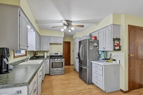 1457 Mailand Dr, Manitowoc WI  54220-9438 exterior