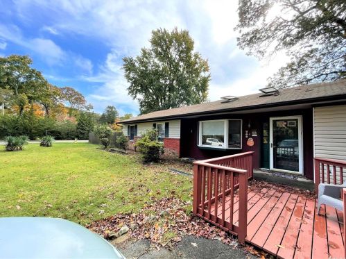 4 Oak Ave, South Setauket, NY 11720-3657