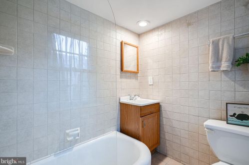 314 Iseminger St, Philadelphia PA  19107-5904 exterior