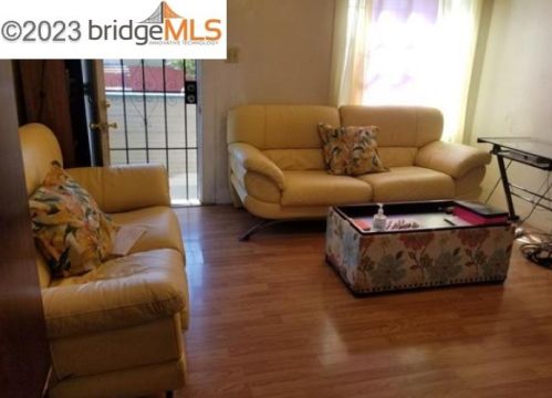 8426 Holly St, Oakland, CA 94621-1759