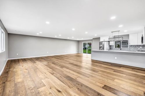 390 Marina Dr, Stratford CT  06614-2934 exterior