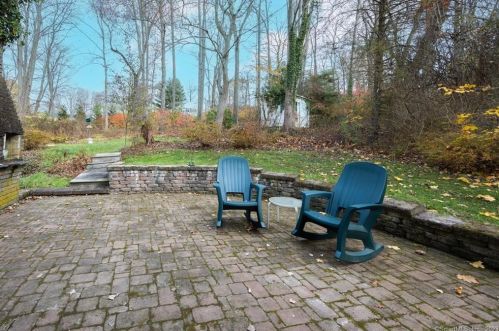 7 Birchwood Rd, Northford, CT 06472-1602