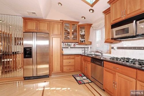 19 Elmhurst St, Elmwood Park NJ  07407-1320 exterior