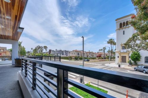 242 Broadway, Redondo Beach CA  90277-3332 exterior