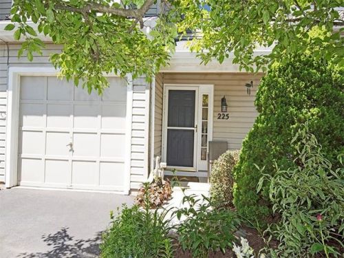225 Commons Dr, Oakmont, PA 15139-1185