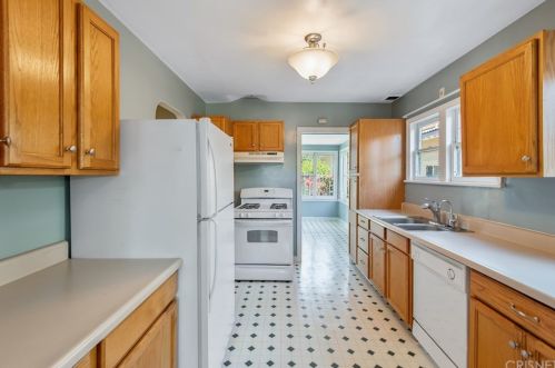 16027 Hartland St, Van Nuys CA 91406-4808 exterior