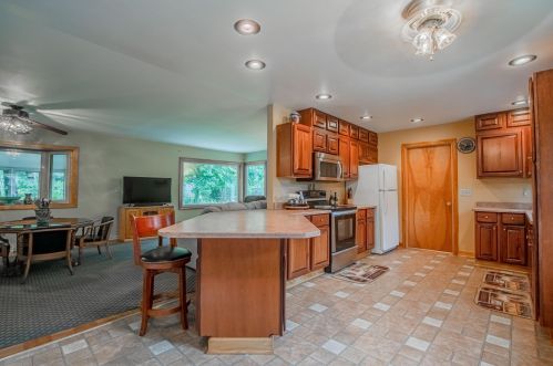 728 Cavalier Dr, Waukesha, WI 53186-6802