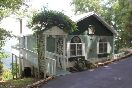 900 Groundhog Hill Rd, Hillsville, VA 24343-3213