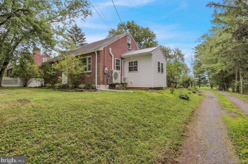 2920 Charlotte St, Gilbertsville, PA 19525-9709