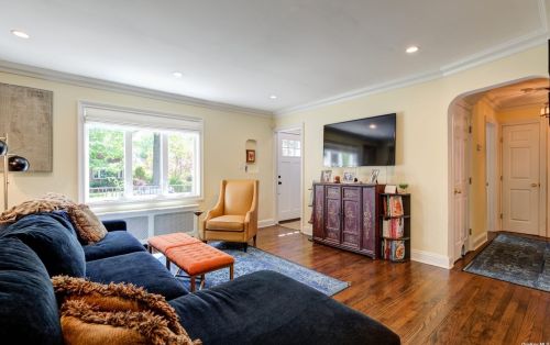 116 Irving Ave, Floral Park, NY 11001-1305