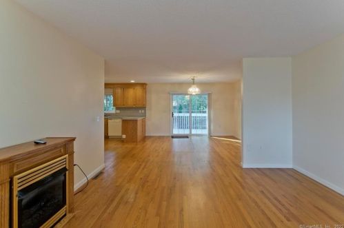 21 Glenbrook Dr, Windsor Locks, CT 06096-2159