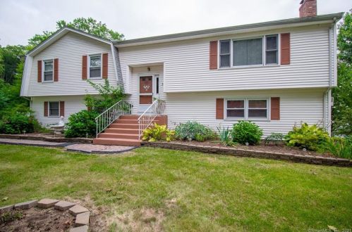 32 Filley St, Bloomfield, CT 06002-1805