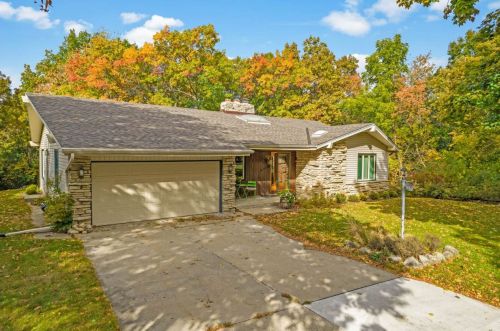 2520 Broken Hill Ct, Waukesha, WI 53188-1559