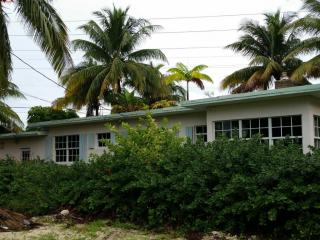102 Sunset Dr, Plantation Key, FL 33036-4227