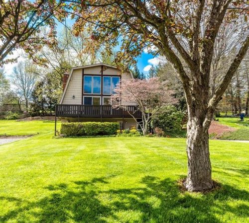 4 Ray St, Beaver Falls, PA 15010-2526
