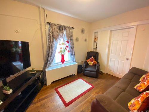 21 Dryden St, Stamford, CT 06902-4609