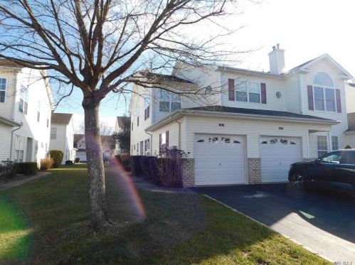 4 Tina Ln, Mount Sinai, NY 11766-3015