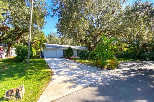 3010 Par Dr, Vero Beach, FL 32960-4979