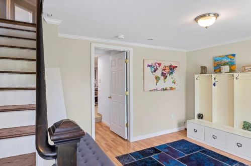 686 Warren Ave, Thornwood, NY 10594-1519