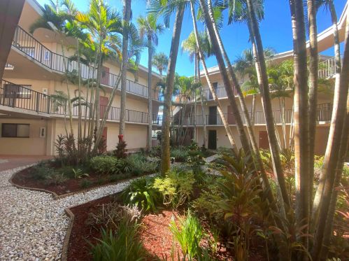 5250 Las Verdes Cir, Delray Beach, FL 33484-8072