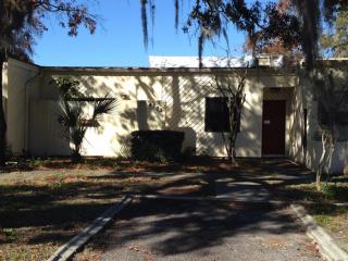4303 Sussex St, Tarpon Springs, FL 34691-3772
