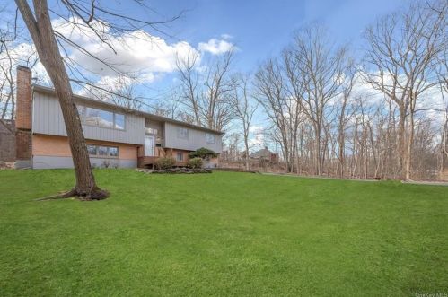 10 Ethan Allen Dr, Airmont, NY 10901-1802